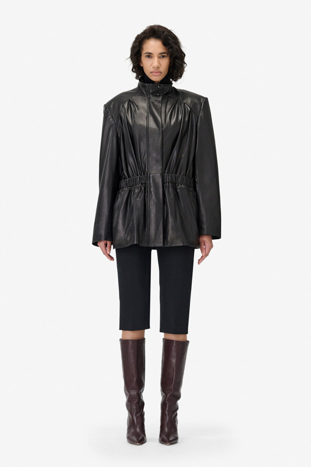 킹스턴 오버 숄더 가죽 롱 재킷은 여성스러운 실루엣을 강조하는 모던하고 클래식한 디자인의 가죽 재킷입니다. 부드러운 천연 가죽 소재에 안감으로 리오셀을 사용하여 편안한 착용감을 선사합니다. 롱 기장에 오버핏으로 제작되어 트렌디하며, 하이넥, 허리 밴딩, 어깨 플리츠, 양쪽 포켓, 이중 여밈 등의 디테일로 고급스러움을 더했습니다. 지퍼와 스냅으로 여밈 방식을 선택할 수 있으며, 블랙 컬러의 무지 디자인으로 다양한 스타일 연출이 가능합니다. 데이트룩, 모임룩, 출근룩 등 TPO에 구애받지 않고 클래식, 미니멀, 시크한 스타일을 완성할 수 있습니다.
