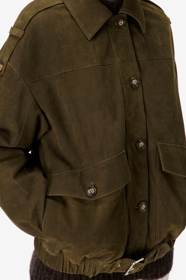 'BARRIE(바리에)' 스웨이드 오버 자켓은 남녀 공용으로, 봄, 가을에 캐주얼, 클래식, 미니멀한 스타일을 연출하기 좋습니다. 부드러운 스웨이드와 천연가죽 소재로 제작되어 고급스러운 촉감을 선사하며, 드롭 숄더와 플랩 포켓, 밑단 밴딩 등의 디테일이 돋보입니다. 넉넉한 오버핏으로 편안한 착용감을 제공하며, 데이트룩, 모임룩에 활용하기 좋습니다. 안감은 레이온 소재로 마감하여 활동성을 높였습니다. 
