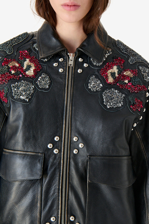 THUNDER(썬더) 자수 가죽 재킷은 소가죽 소재의 여성용 아우터입니다. 블랙 컬러에 오버핏 레귤러 기장의 라이더 재킷으로, 봄, 가을에 착용하기 좋습니다. 자수 패턴과 비즈 장식, 플랩 포켓, 빈티지 가공 디테일이 돋보이며, 지퍼 여밈과 소매 버튼으로 포인트를 더했습니다. 안감은 리오셀 소재이며, 데이트룩, 모임룩, 스트릿, 시크, 클래식 스타일을 연출하기에 좋습니다.
