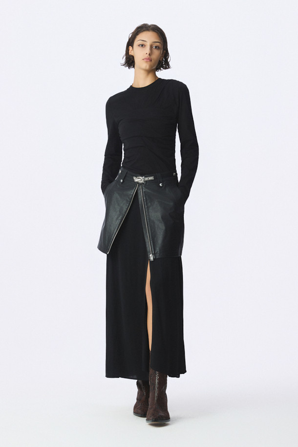 **YANIE(야니) 시폰 밴딩 스커트**는 여성스러운 실루엣을 연출하는 롱 스커트입니다. 부드러운 레이온과 폴리에스터 혼방 소재의 시폰으로 제작되어 가볍고 시원한 착용감을 선사합니다. 허리 밴딩 디자인과 플레어/A라인 핏으로 편안하면서도 우아한 스타일을 완성하며, 무지 블랙 컬러로 다양한 상의와 손쉽게 매치할 수 있습니다. 데이트룩, 모임룩, 소개팅룩 등 특별한 날을 위한 페미닌하고 로맨틱한 룩을 연출해보세요. 얇은 두께감과 안감 처리로 비침 걱정 없이, 사선 슬릿과 바인딩 테이프 디테일이 세련미를 더합니다.
