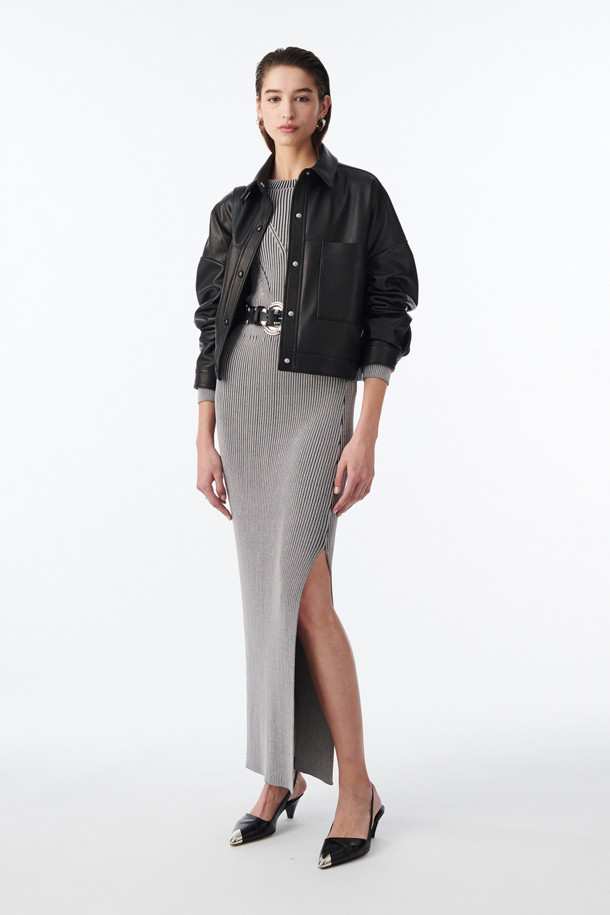 CARLOTA(카를로타) 니트 슬릿 스커트는 레이온과 나일론 혼방 소재로 부드러운 촉감을 선사하며, 가을/겨울 시즌에 적합한 롱 스커트입니다. 슬림핏으로 떨어지는 골지 패턴이 미니멀하면서도 베이직한 스타일을 연출하며, 출근룩에 잘 어울립니다. 허리 밴딩 처리와 사이드 슬릿 디테일이 편안함과 활동성을 더했습니다. 얇은 두께감으로 답답함 없이, 다양한 상의와 손쉽게 매치하여 세련된 룩을 완성할 수 있습니다. 그레이 컬러로 어떤 옷에도 잘 어울려 활용도가 높습니다.
