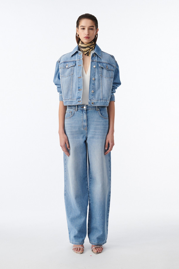 ULYSSE(율리스) 데님 팬츠는 남녀 모두 착용 가능한 캐주얼 와이드핏 데님 팬츠입니다. 연청 컬러의 무지 디자인으로, 봄, 여름 시즌에 시원하게 착용하기 좋습니다. 면 소재로 제작되어 편안한 착용감을 선사하며, '동네 마실룩'이나 '산책룩'에 잘 어울립니다. 전면 플라이 지퍼와 버튼 클로징, 기본 포켓 디테일로 실용성을 더했습니다. 캐주얼, 미니멀, 클래식 스타일을 즐겨 입는 분들께 추천합니다.
