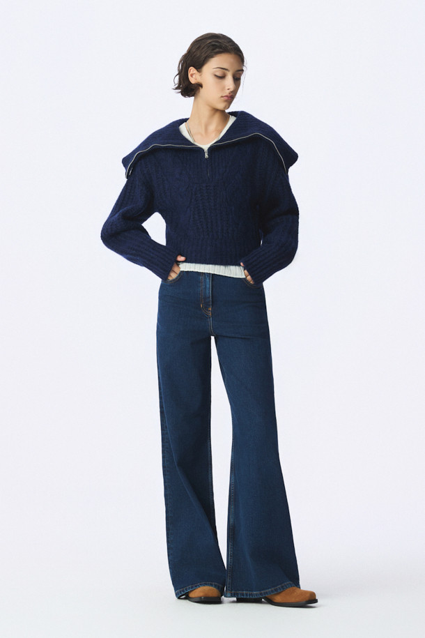 ABRIEL (아브리엘) 와이드 데님 팬츠는 베이직한 디자인으로 캐주얼, 미니멀, 클래식 스타일을 모두 아우르는 활용도 높은 아이템입니다. 네이비 컬러의 무지 데님 팬츠로, 사계절 내내 착용 가능하며 데이트룩과 출근룩에 모두 잘 어울립니다. 하이웨이스트 디자인과 와이드 핏으로 다리가 길어 보이는 효과를 선사하며, 버튼 플라이 클로징과 벨트루프, 기본 포켓 디테일로 실용성을 더했습니다. 면과 데님의 혼방 소재로 제작되어 편안한 착용감을 제공합니다.
