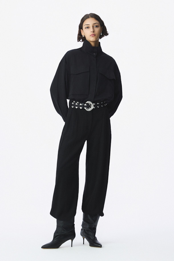 CALIDORA(칼리도라) 포켓 블라우스는 여성스러운 실루엣을 연출하는 블랙 컬러의 블라우스입니다. 부드러운 리오셀 소재로 제작되어 편안한 착용감을 선사하며, 봄, 가을에 적합합니다. 하이넥 디자인과 버튼형 칼라, 버튼다운 클로징으로 클래식하고 모던한 스타일을 연출합니다. 오버핏의 긴 소매 기장으로 여유로운 핏을 제공하며, 앞판 플랩 포켓 디테일이 특징입니다. 출근룩, 오피스룩, 모임룩 등 다양한 TPO에 레이어드하여 시크하고 미니멀한 스타일을 완성해보세요.
