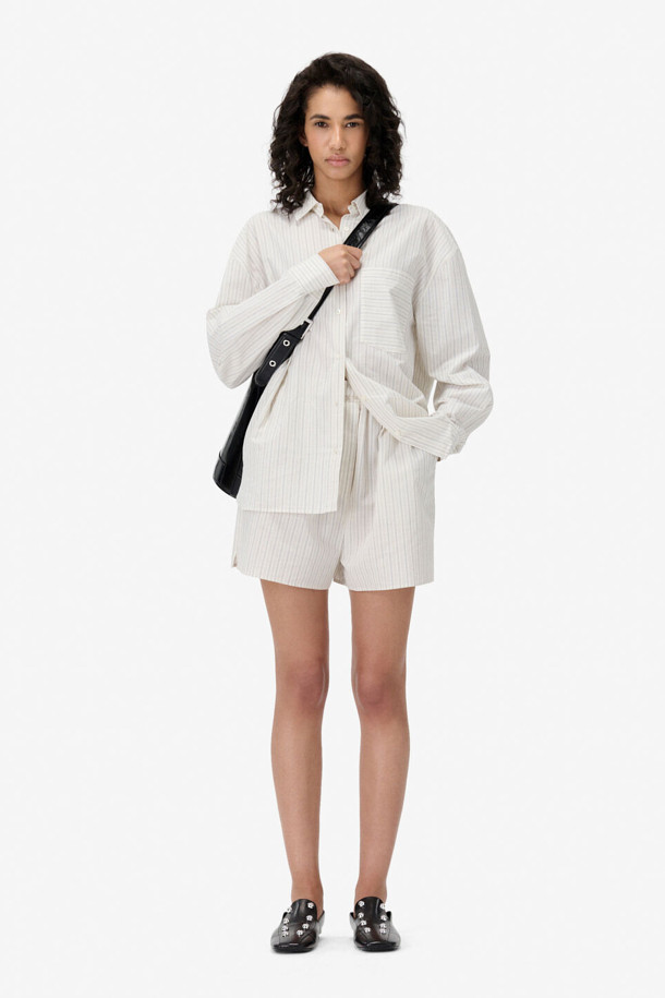 TAMYNA(타미나) 스트라이프 포켓 셔츠는 여성 고객을 위한 캐주얼 스타일의 셔츠/블라우스입니다. 화이트 컬러에 봄, 여름 시즌 착용하기 좋은 얇은 두께의 면 소재로 제작되었습니다. 루즈핏 디자인과 드롭숄더, 싱글 포켓 디테일이 특징이며, 칼라 넥라인과 긴 소매 기장으로 단정함을 더했습니다. 데이트룩, 카페룩, 봄 소풍룩 등 다양한 TPO에 맞춰 미니멀하고 클래식한 스타일을 연출할 수 있습니다. 스트라이프 패턴이 경쾌한 분위기를 선사하여 일상에서 편안하게 착용하기 좋습니다.
