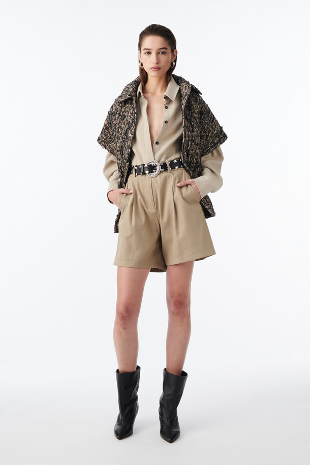 AUDE(오드) 캐주얼 오버 셔츠는 여성 의류로, 가을과 겨울에 착용하기 좋은 롱 기장의 캐주얼 셔츠입니다. 베이지 색상의 무지 디자인으로, 드롭 숄더와 힙을 덮는 기장이 특징입니다. 레이온 소재로 제작되어 두꺼운 두께감을 가지며, 루즈핏으로 편안한 착용감을 선사합니다. 셔츠 카라와 긴 소매, 버튼 여밈 방식으로 클래식하면서도 미니멀한 스타일을 연출할 수 있습니다. 겨울 데일리룩, 동네 마실룩, 카페룩 등 다양한 TPO에 활용하기 좋은 아이템입니다.
