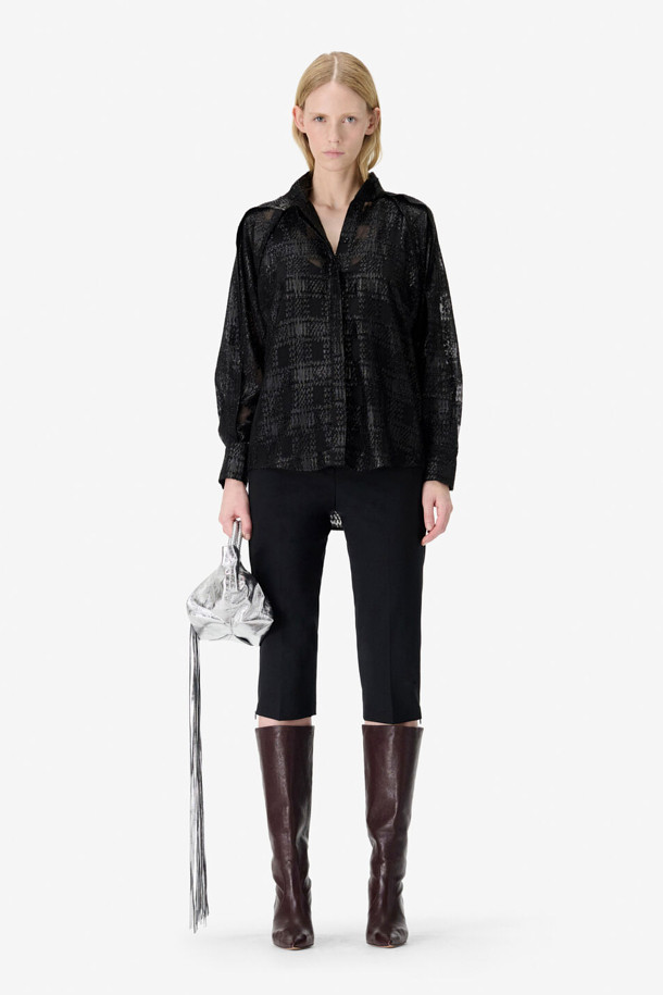 VALMU(발뮤) 자카드 플리츠 블라우스는 여성스러운 엘레강스 스타일을 연출하는 블라우스입니다. 블랙 컬러의 폴리에스테르 소재로 제작되었으며, 얇고 시어한 촉감과 안감이 있어 편안하게 착용할 수 있습니다. 하이넥 디자인과 라글랑 소매, 섬세한 플리츠 디테일이 특징이며, 체크와 자카드 패턴이 더해져 드레시한 분위기를 선사합니다. 레귤러핏과 긴소매 기장으로 오피스룩, 모임룩, 소개팅룩 등 다양한 TPO에 활용 가능하며, 클래식, 미니멀, 로맨틱 스타일을 즐기는 분들께 추천합니다. 히든 버튼 여밈 방식으로 깔끔함을 더했습니다.
