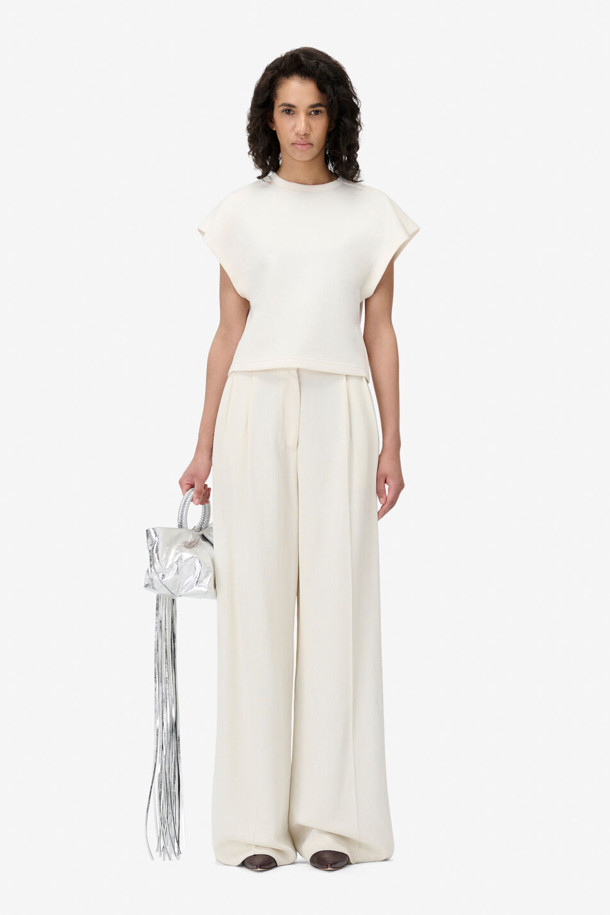 MAHANI (마하니) 숄더 플리츠 탑은 여름에 시원하게 즐길 수 있는 크롭 기장의 티셔츠입니다. 부드러운 폴리에스터, 면, 리오셀, 폴리우레탄 혼방 소재로 제작되어 편안한 착용감을 선사합니다. 라운드넥과 반소매 디자인에 숄더 플리츠 디테일이 더해져 베이직하면서도 스타일리시한 무드를 연출합니다. 루즈핏으로 여유로운 암홀을 제공하여 활동성을 높였으며, 동네 마실룩은 물론 여름 바캉스룩으로도 활용하기 좋습니다. 캐주얼, 미니멀, 클래식 스타일을 즐겨 입는 분들께 추천하는 아이템입니다.
