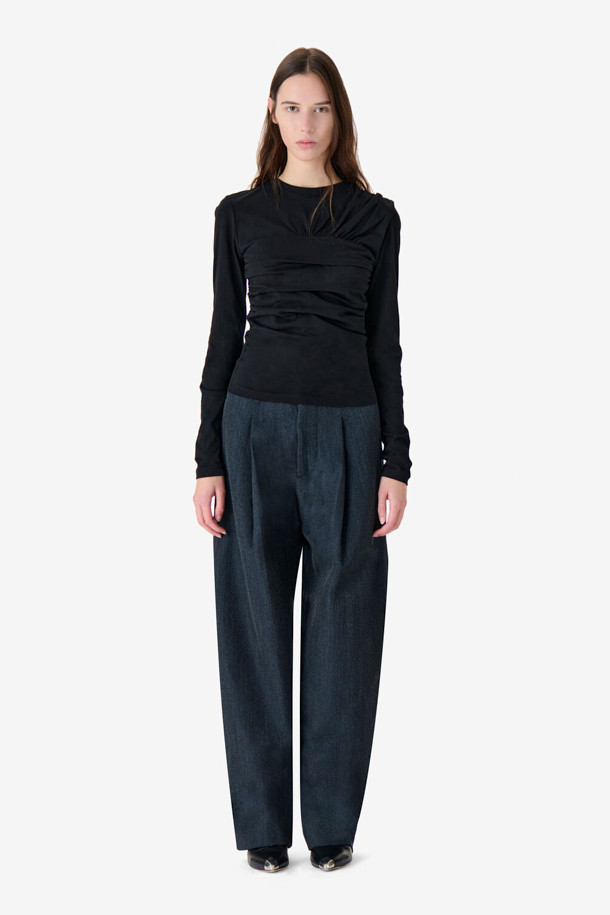 CAROLE(캐롤) 셔링 티셔츠는 여성스러운 실루엣을 연출하는 베이직 스타일의 긴소매 티셔츠입니다. 부드러운 면 소재로 제작되어 봄, 가을 시즌에 편안하게 착용할 수 있습니다. 슬림핏 디자인에 라운드넥으로 제작되었으며, 셔링 디테일이 더해져 입체적인 느낌을 선사합니다. 데이트룩, 모임룩 등 다양한 TPO에 미니멀, 클래식, 캐주얼 스타일로 연출하기 좋습니다. 레이어드 스타일링으로 개성 있는 룩을 완성해보세요.
