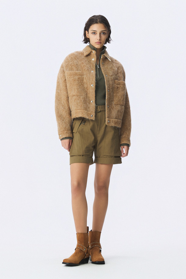 **DOMALSPE (도말스페) 울 셔켓**은 캐주얼, 미니멀, 클래식 스타일을 아우르는 여성 의류입니다. 가을과 겨울에 어울리는 두꺼운 두께감의 셔츠형 아우터로, 부드러운 촉감의 울, 폴리에스터, 아크릴 혼방 소재로 제작되었습니다. 오버핏 디자인에 드롭 숄더, 오버사이즈 포켓 디테일을 더해 편안하면서도 트렌디한 무드를 연출합니다. 베이지 컬러의 무지 디자인이며, 면과 레이온 안감으로 편안한 착용감을 선사합니다. 스냅 버튼 여밈 방식과 크롭 기장, 긴 소매 기장으로 다양한 스타일링이 가능합니다.
