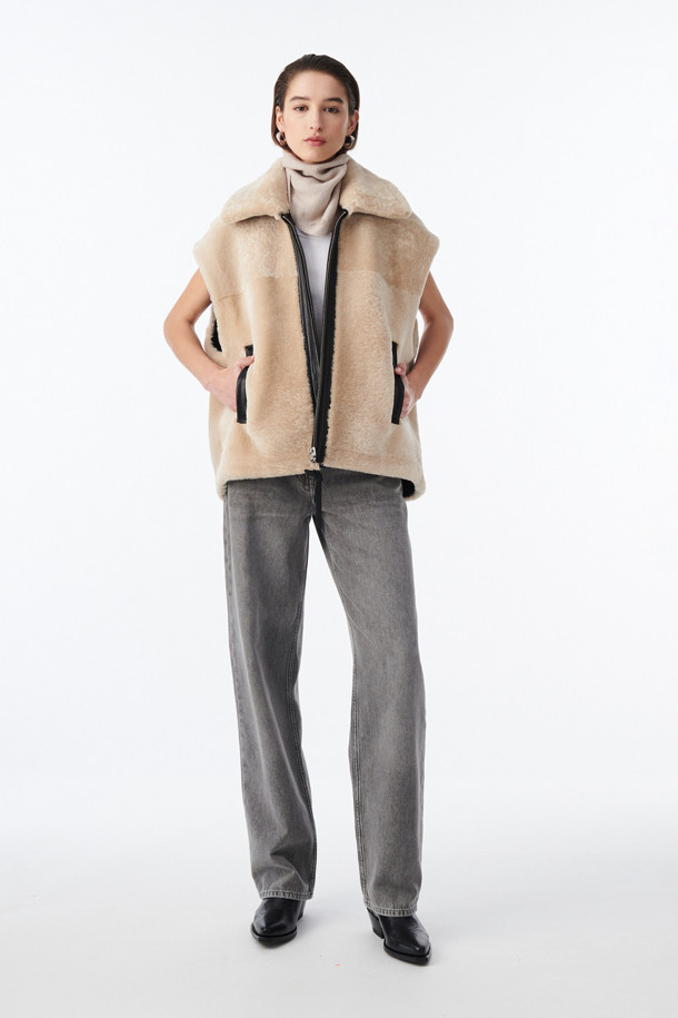 BETHANY (베서니) 시어링 베스트는 여성용 아우터로, 가을과 겨울에 따뜻하게 착용하기 좋은 아이템입니다. 부드러운 양가죽 또는 염소가죽 소재로 제작되어 고급스러운 촉감을 선사하며, 오버핏 디자인과 무지 패턴으로 캐주얼하고 미니멀한 스타일을 연출합니다. 지퍼 여밈 방식과 민소매 디자인으로 실용성을 더했으며, 레이어링하여 다양한 스타일을 소화할 수 있습니다. 모임룩, 데이트룩 등 특별한 날은 물론, 일상에서도 세련된 포인트를 줄 수 있는 베스트입니다.
