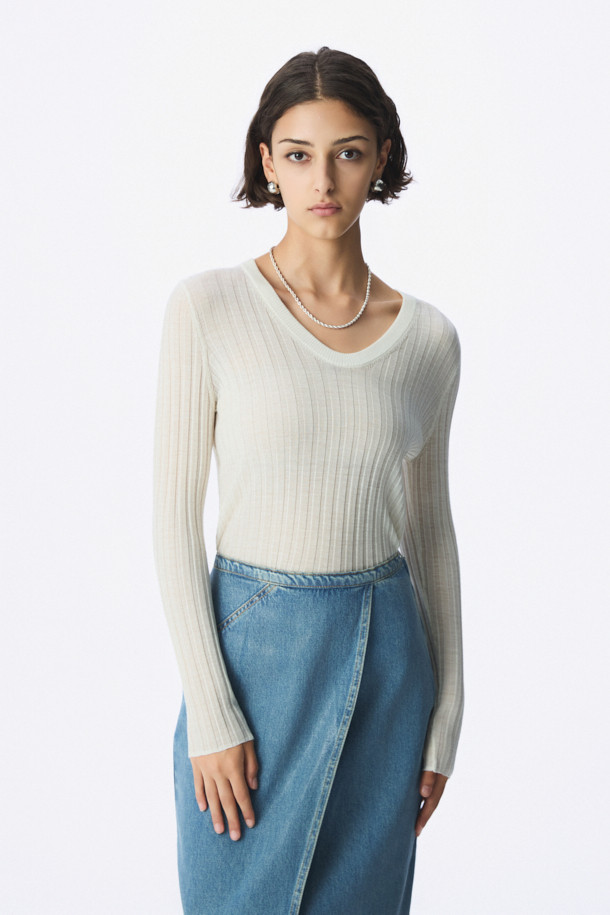 HATTIE(해티) 슬림 니트 탑은 부드러운 모 소재로 제작되어 은은한 촉감을 선사하는 여성용 니트입니다. 슬림핏 디자인과 V넥이 세련된 실루엣을 연출하며, 봄, 가을 시즌에 활용하기 좋습니다. 베이직하고 우아한 스타일로, 데이트룩, 오피스룩, 소개팅룩 등 다양한 TPO에 매치할 수 있습니다. 골지 패턴과 긴 소매가 특징이며, 얇은 두께로 레이어링하여 더욱 다채로운 스타일링을 연출하거나 이너로 활용하기 좋습니다. 클래식, 미니멀, 로맨틱 등 어떤 스타일에도 잘 어울리는 활용도 높은 아이템입니다.
