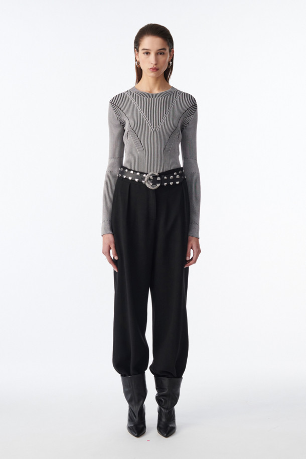 CLEONA(클레오나) 투톤 니트 탑은 가을, 겨울에 어울리는 여성 의류입니다. 슬림핏 라운드넥 디자인으로, 베이직한 스타일을 연출하며 데이트룩, 겨울 데일리룩에 적합합니다. 레이온과 나일론 혼방의 얇은 두께감으로 제작되었으며 투톤 골지 니트 조직과 사선 니트 스티치, 입체적인 디자인이 특징입니다. 미니멀, 클래식, 캐주얼 스타일을 즐겨 입는 분들께 추천합니다. 긴소매 기장의 레귤러 기장 상의입니다.
