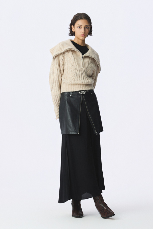 SWANA(스와나) 하프짚 카라 니트 탑은 가을, 겨울 시즌에 어울리는 여성용 니트/스웨터입니다. 베이직하고 캐주얼한 스타일로, 일상과 출근룩, 모임룩까지 폭넓게 활용 가능합니다. 루즈핏의 베이지 컬러, 긴 소매와 두꺼운 두께감으로 포근함을 더하며, 부드러운 촉감이 특징입니다. 케이블 패턴과 하프넥 디자인에 집업 여밈 방식을 더해 실용성을 높였으며, 시보리 소매와 밑단으로 안정적인 핏을 선사합니다. 카울넥 또는 와이드 오픈 칼라 연출이 가능하며, 레이어드 스타일링으로 다양한 분위기를 연출할 수 있습니다.
