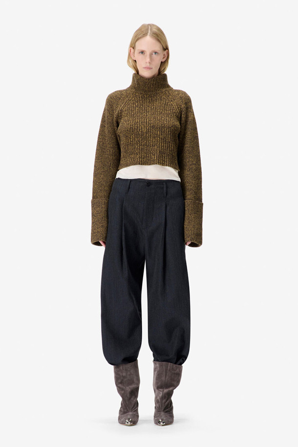 ELBA(엘바) 하이넥 멜란지 니트 탑은 출근룩, 비즈니스 캐주얼, 모임룩에 모두 잘 어울리는 제품입니다. 클래식, 미니멀, 시크한 스타일을 추구하는 분들께 적합하며, 어떤 옷에도 쉽게 매치할 수 있습니다. 부드러운 멜란지 소재로 제작되어 편안한 착용감을 선사합니다. 하이넥 디자인이 세련된 느낌을 더하며, 시크한 분위기를 연출합니다. 이 니트 탑은 당신의 스타일을 한층 더 끌어올려 줄 것입니다.
