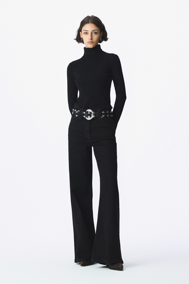 말로나 터틀넥 니트 탑은 여성스러운 실루엣을 연출하는 베이직 스타일의 니트입니다. 부드러운 레이온과 폴리에스터 혼방 소재로 제작되어 편안한 착용감을 선사하며, 얇은 두께감으로 가을, 겨울 시즌에 활용하기 좋습니다. 슬림핏으로 디자인되어 시크하고 미니멀한 스타일을 연출하며, 골지 또는 무지 패턴의 블랙 컬러로 다양한 룩에 매치하기 용이합니다. 특히, IRO 자수 디테일이 돋보이며 오피스룩, 출근룩, 모임룩 등 TPO에 맞춰 클래식하게 연출할 수 있습니다. 긴 소매 기장과 터틀넥 디자인으로 보온성을 높였습니다.
