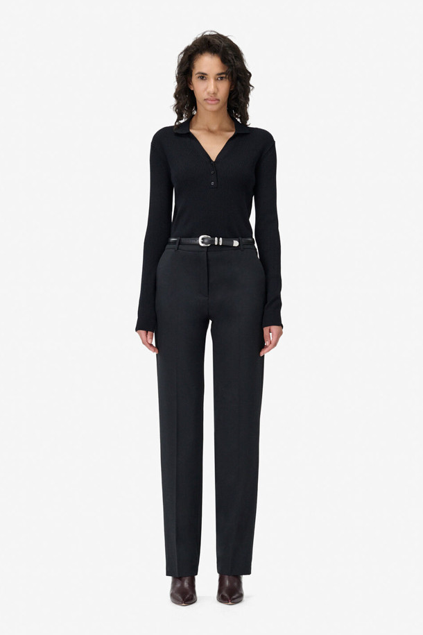 MOIRA(모이라) 카라 니트 탑은 여성스러운 분위기를 연출하는 슬림핏 니트입니다. 부드러운 촉감의 레이온과 폴리에스터 혼방 소재로 제작되어 봄, 가을에 착용하기 좋습니다. 브이넥과 카라 디자인이 특징이며, 긴 소매와 얇은 두께로 제작되어 이너용으로 활용하기 좋습니다. 골지 패턴이 세련된 느낌을 더하며, 버튼 여밈으로 편안하게 착용할 수 있습니다. 데이트룩, 카페룩, 출근룩 등 다양한 TPO에 클래식, 미니멀, 시크한 스타일로 연출해보세요.
