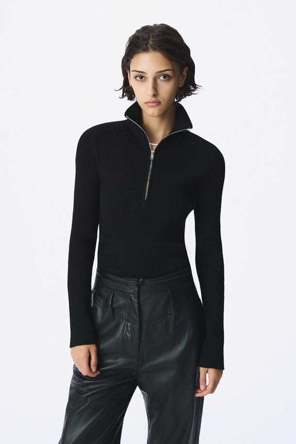 AMBRA(앰브라) 하프 집업 니트 탑은 레이온과 폴리에스터 혼방 소재로 제작되어 부드러운 촉감을 선사합니다. 슬림핏 디자인에 하이넥, 긴 소매, 얇은 두께로 간절기 시즌에 적합하며, 베이직한 스타일을 연출합니다. 숄더 부분의 더블 레이어 패널 디테일이 돋보이며, 하프 집업 방식으로 간편하게 착용할 수 있습니다. 출근룩과 모임룩 모두 활용 가능하며, 미니멀, 클래식, 시크한 스타일을 즐기는 여성분들께 추천합니다. 이너용으로 활용하여 다양한 스타일을 연출해보세요.
