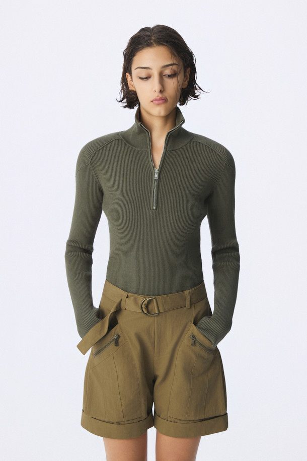 AMBRA(암브라) 하프짚 니트 탑은 여성스러운 실루엣을 연출하는 슬림핏 디자인의 간절기용 니트입니다. 카키와 올리브 두 가지 색상으로 출시되었으며, 부드러운 촉감의 레이온과 폴리에스터 혼방 소재로 제작되었습니다. 하이넥 라인과 하프 집업 여밈 방식으로 세련된 포인트를 더했으며, 숄더 더블 레이어 패널 디테일이 특징입니다. 미니멀하고 베이직한 스타일로, 출근룩은 물론 다양한 일상 코디에 이너로 활용하기 좋습니다. 골지 패턴의 긴소매 디자인으로, 간절기 시즌에 따뜻함과 스타일을 동시에 잡을 수 있습니다.
