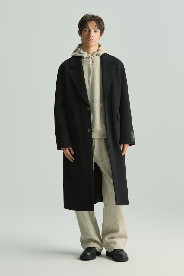 **에퓨어 캐시미어 블랜드 핸드메이드 싱글 롱코트**는 가을과 겨울, 당신의 일상과 특별한 날을 우아하게 만들어줄 코트입니다. 부드러운 캐시미어 혼방 소재와 모(毛) 소재로 제작되어 뛰어난 촉감과 보온성을 제공합니다. 미니멀하고 클래식한 디자인에 블랙 컬러, 무지 패턴, 세미 오버핏으로 세련된 스타일을 연출합니다. 핸드메이드 공법으로 완성되어 높은 퀄리티를 자랑하며, 무릎 기장의 롱코트와 싱글 버튼 여밈 방식으로 편안한 착용감을 선사합니다. 출근룩, 오피스룩, 모임룩 등 다양한 시간, 장소, 상황에 활용 가능한 활용도 높은 아이템입니다.