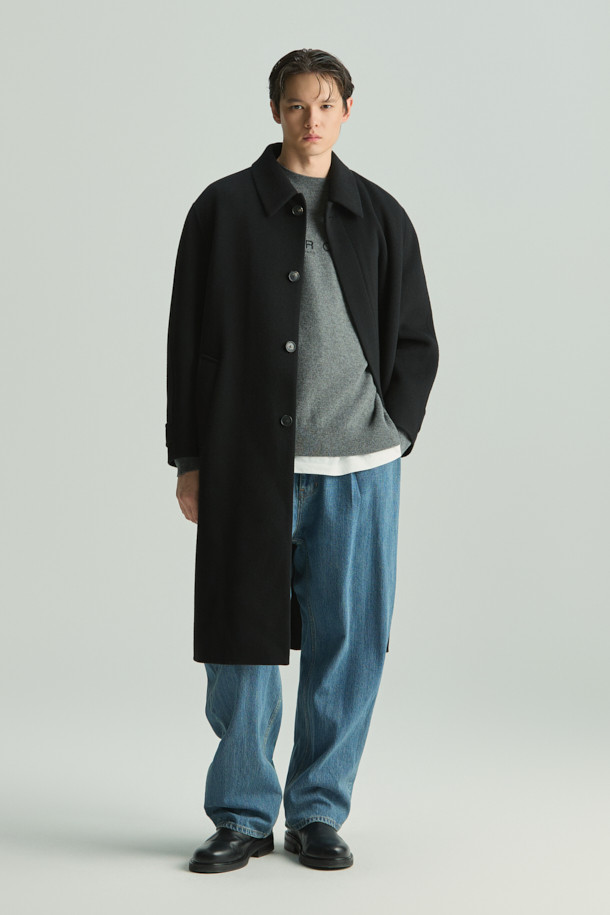 푀트레 캐시미어 블렌드 핸드메이드 발마칸 롱코트는 가을과 겨울, 당신의 클래식하고 미니멀한 스타일을 완성해 줄 아우터입니다. 모, 캐시미어, 알파카 혼방의 고급스러운 소재로 제작되어 부드러운 촉감과 뛰어난 보온성을 제공합니다. 무릎을 덮는 롱 기장과 세미 오버핏으로 편안하면서도 시크한 실루엣을 연출하며, 헤링본 패턴이 은은한 포인트를 더합니다. 출근룩, 오피스룩, 모임룩 등 다양한 시간과 장소와 경우에 활용 가능하며 천연 가죽(양) 배색 디테일이 고급스러움을 더합니다. 블랙 컬러의 발마칸 코트로 당신의 겨울 스타일을 더욱 세련되게 연출해 보세요.