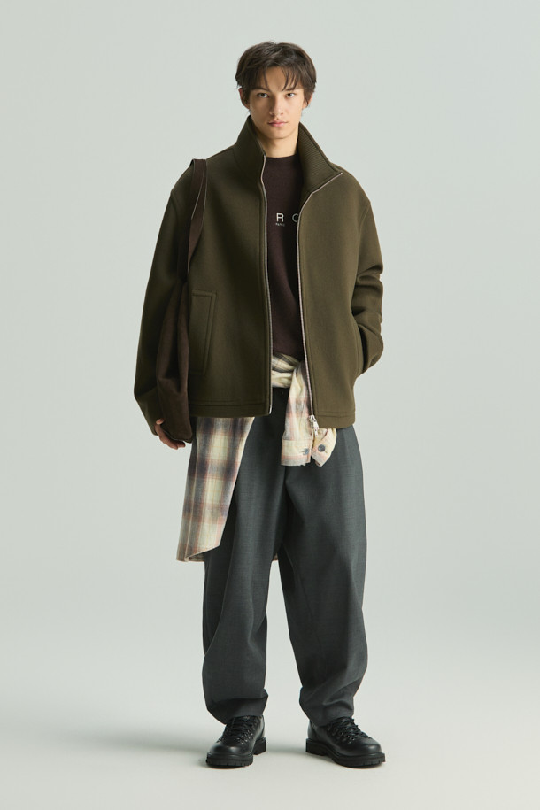 Loft(로프트) 캐시미어 블렌드 집업 하이넥 숏코트는 미니멀한 스타일의 여성용 숏코트입니다. 카키 컬러의 무지 디자인으로, 가을과 겨울에 따뜻하게 입을 수 있습니다. 모, 캐시미어, 나일론, 폴리에스터, 폴리우레탄 혼방 소재로 제작되었으며, 하이넥 디자인과 메탈 지퍼, 넥 시보리 배색, 하단 스트링 조절 기능이 특징입니다. 오버핏으로 편안하게 착용 가능하며, 출근룩으로 활용하기 좋습니다. 긴 소매 기장의 집업 방식의 코트입니다.
