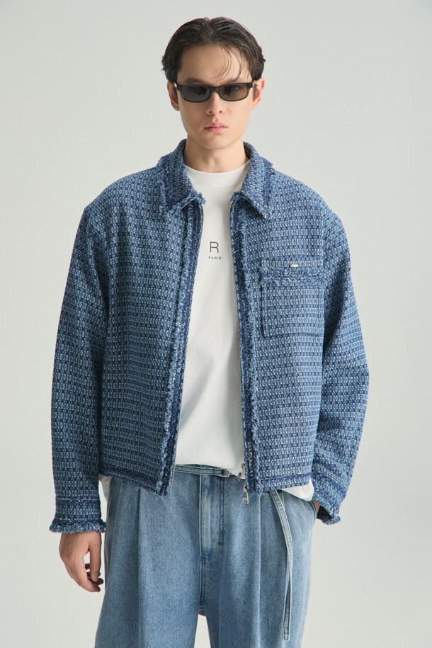 **Bascule(바스큘) 트위드 데님 재킷**은 여성스러운 매력을 더해줄 아이템입니다. 캐주얼한 무드의 세미 오버핏으로, 봄, 가을 간절기에 활용하기 좋습니다. 트위드 패턴과 카라 디자인, 끝단 테잎 디테일이 돋보이며, 블루 컬러의 집업 방식으로 편안하게 착용할 수 있습니다. 면, 폴리에스터, 레이온 혼방 소재로 제작되어 부드러운 촉감을 선사하며, 데이트룩, 모임룩 등 다양한 TPO에 맞춰 클래식, 미니멀 스타일을 연출하기 좋습니다.
