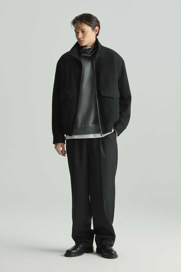 마르퀴스 트위드 하이넥 재킷은 클래식한 무드를 선호하는 당신을 위한 세미 오버핏 크롭 기장의 블랙 컬러 트위드 재킷입니다. 봄, 가을 시즌에 적합하며, 오피스룩, 데이트룩, 모임룩 등 다양한 TPO에 활용할 수 있습니다. 하이넥 디자인과 빅 포켓, 가죽 배색, 어깨 강조 디테일이 특징이며, 집업 방식으로 간편하게 착용할 수 있습니다. 아크릴, 모, 폴리에스터, 나일론, 천연 가죽, 폴리에스터 안감 등의 고급 소재를 사용하여 제작되었습니다.
