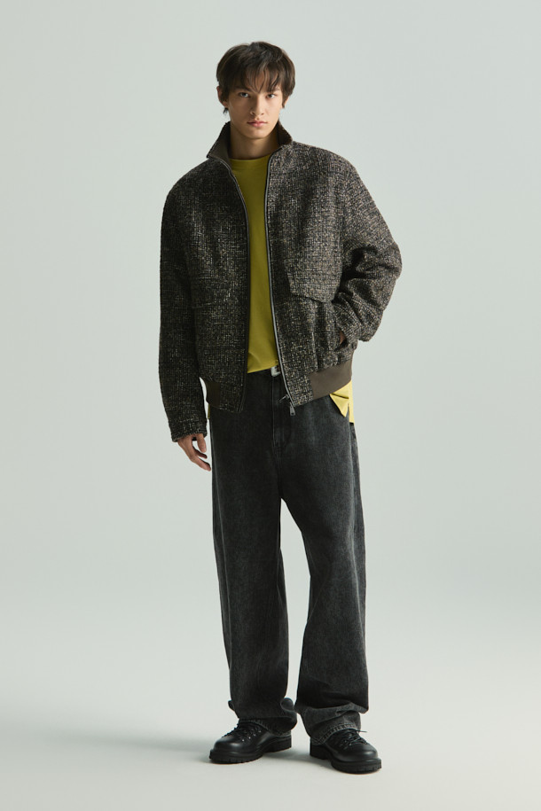 **Marquis (마르퀴스) 트위드 하이넥 재킷**은 가을, 겨울 시즌에 안성맞춤인 아우터입니다. 블랙과 그레이 두 가지 컬러로 출시되었으며, 세미 오버핏으로 제작되어 편안한 착용감을 선사합니다. 하이넥 디자인과 빅 포켓, 가죽 배색 디테일이 돋보이며, 트위드 패턴으로 클래식한 무드를 더했습니다. 아크릴, 모, 폴리에스터, 면, 레이온, 나일론, 천연가죽 등 다양한 소재를 사용하여 두꺼운 두께감을 자랑합니다. 모임룩, 출근룩, 데이트룩 등 다양한 TPO에 활용할 수 있으며, 클래식, 미니멀, 시크 스타일을 연출하기 좋습니다.
