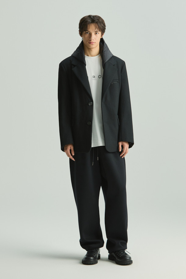 Mêlée (멜리) 화섬 후드 배색 울 신슐레이트 헤비 자켓은 베이직한 스타일을 추구하는 분들을 위한 겨울철 필수 아이템입니다. 블랙 컬러의 무지 디자인으로, 출근룩은 물론 다양한 일상 스타일에 클래식하고 미니멀한 매력을 더합니다. 오버핏으로 편안한 착용감을 선사하며, 탈부착 가능한 후드와 엉덩이를 덮는 기장으로 보온성을 높였습니다. 모, 나일론, 폴리에스터 혼방의 두꺼운 소재와 신슐레이트 충전재가 추운 날씨에도 따뜻함을 유지해 줍니다. 싱글 버튼 여밈 방식과 긴 소매 기장으로 세련된 디자인을 완성했습니다.