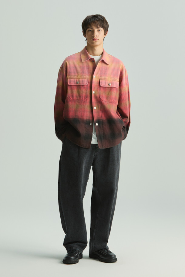 Ecaille(에까이) 페이딩 체크 셔츠는 가을, 겨울 시즌 캐주얼 스타일을 위한 남성 의류입니다. 브라운과 블랙 컬러의 옴브레 체크 패턴이 특징이며, 일본 WATANABEYA(와타나베야)사 소재를 사용하여 두께감 있는 면 소재로 제작되었습니다. 오버핏 디자인에 긴소매 기장으로 편안한 착용감을 제공하며, 하단 다잉 디테일과 상단 페이딩 디테일이 빈티지한 무드를 더합니다. 스냅 버튼 여밈 방식과 사이드 포켓 디테일로 실용성을 높여 캠핑룩, 캐주얼, 클래식, 미니멀 스타일 모두 소화 가능합니다.
