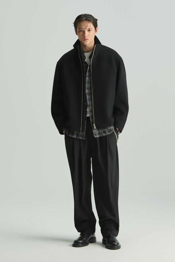 레제 울 혼방 벌룬핏 팬딩 슬랙스는 가을, 겨울 시즌에 어울리는 클래식 스타일의 슬랙스입니다. 폴리에스터, 모, 레이온, 폴리우레탄 혼방 소재로 제작되어 편안한 착용감과 고급스러운 핏을 선사합니다. 벌룬핏 디자인과 하프 밴딩으로 활동성을 높였으며, 전면 2턱과 후면 사이드 턱 디테일이 특징입니다. 출근룩, 비즈니스 캐주얼, 모임룩 등 다양한 때와 장소와 목적에 활용 가능하며, 미니멀한 스타일 연출에도 용이합니다. 스트레치 소재로 제작되어 편안함까지 더했습니다.