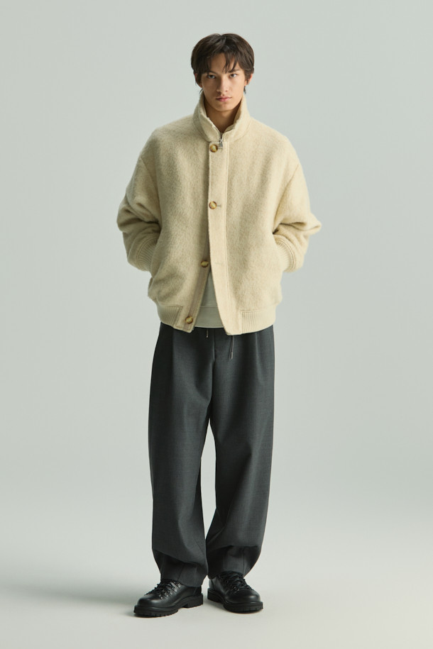 레제 울 혼방 벌룬핏 팬딩 슬랙스는 가을, 겨울 시즌에 어울리는 클래식 스타일의 슬랙스입니다. 고급스러운 그레이 컬러에 벌룬핏 디자인으로 편안하면서도 세련된 실루엣을 연출합니다. 폴리에스터, 모, 레이온, 폴리우레탄 혼방 소재로 제작되어 부드러운 촉감과 뛰어난 활동성을 제공합니다. 하프 밴딩과 전면 2턱, 후면 사이드 턱 디테일로 편안한 착용감과 핏을 완성했습니다. 출근룩, 비즈니스 캐주얼, 모임룩 등 다양한 상황에 활용 가능하며, 미니멀하고 시크한 스타일을 연출하기 좋습니다.