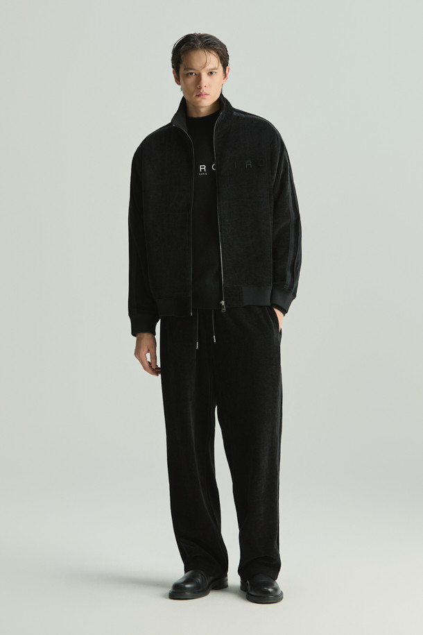 Fluides(플루이드) 트랙 팬츠는 여성 및 남성을 위한 얇은 두께의 긴바지로, 부드러운 벨벳 터치 져지 소재로 제작되어 편안한 착용감을 선사합니다. 루즈핏으로 제작되어 스포티하면서도 시크한 스타일을 연출하며, 일상복뿐만 아니라 집콕룩으로도 활용하기 좋습니다. 블랙 컬러의 무지 디자인에 톤온톤 매칭 테잎 디테일이 돋보이며, 허리 스트링으로 사이즈 조절이 가능합니다. 사계절 모두 착용 가능하며 미니멀한 스타일을 즐기는 분들께 추천합니다.
