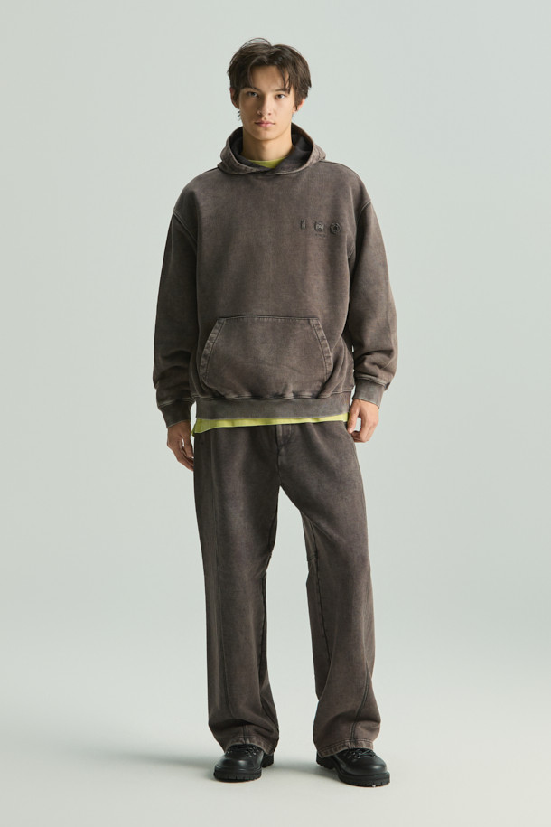 Fane(페인) 가먼트다잉 스웨트 팬츠는 브라운 컬러의 면 소재로 제작되어 가을, 겨울 시즌에 따뜻하고 편안하게 착용하기 좋습니다. 가먼트다잉(염색) 처리하여 자연스러운 색감과 빈티지한 멋을 살렸으며, 트위스트 사이드 심 디자인과 입체적인 실루엣으로 유니크함을 더했습니다. 와이드 핏과 스트레이트 핏으로 활동성을 높였으며, 허리 밴딩 처리로 편안한 착용감을 제공합니다. 집콕룩, 캠핑룩, 캐주얼, 미니멀, 시티보이 스타일을 즐겨 입는 분들께 추천하는 아이템입니다. 셋업으로도 활용 가능하여 다양한 스타일을 연출할 수 있습니다.
