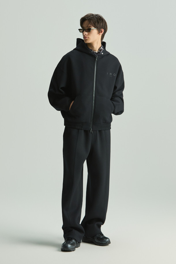 VAGUE(베이그) 쿠션지 와이드 스트레이트 핏 팬츠는 부드러운 촉감의 폴리에스터, 레이온, 폴리우레탄 혼방 소재로 제작되어 편안한 착용감을 선사합니다. 허리 스트링과 밴딩 처리로 편안하게 착용 가능하며, 양옆 포켓과 힙 포켓으로 실용성을 더했습니다. 와이드 핏과 스트레이트 실루엣으로 캐주얼, 미니멀, 시티보이 스타일을 연출하기 좋으며, 산책룩이나 집콕룩 등 다양한 TPO에 활용할 수 있습니다. 무지 디자인의 블랙 컬러로 어떤 상의와도 쉽게 매치하여 데일리룩을 완성할 수 있습니다. 신축성 있는 소재로 활동성 또한 보장합니다.
