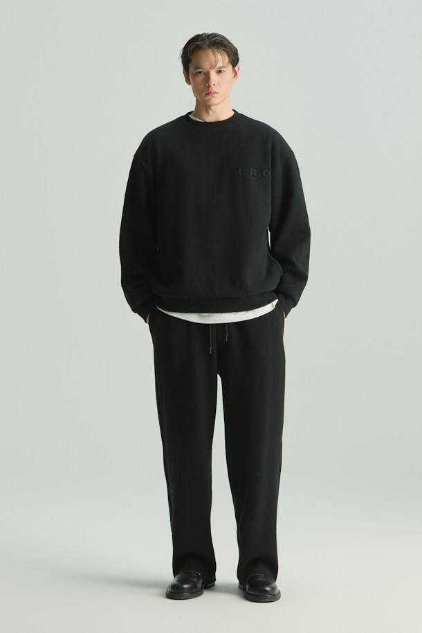 **Souple(수플) 울져지 밴딩 팬츠**는 가을과 겨울에 어울리는, 베이직 스타일의 밴딩 팬츠입니다. 부드러운 울, 면, 나일론 혼방 소재로 제작되어 편안한 착용감을 선사합니다. 허리 풀밴딩과 스트링으로 사이즈 조절이 용이하며, 와이드 또는 스트레이트 핏으로 다양한 스타일을 연출할 수 있습니다. 출근룩, 클래식, 미니멀, 캐주얼 등 폭넓은 TPO와 스타일에 활용 가능하며, 셋업으로도 코디할 수 있습니다. 무지 디자인으로 어떤 상의와도 매치하기 쉬운 데일리 팬츠입니다.
