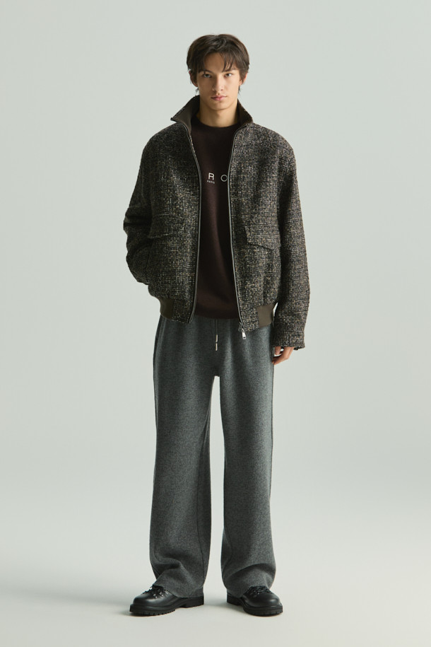 Souple(수플) 울져지 밴딩 팬츠는 가을, 겨울 시즌에 어울리는 베이직 스타일의 밴딩 팬츠입니다. 그레이 컬러의 무지 디자인으로, 울, 면, 나일론 혼방의 져지 소재를 사용하여 편안한 착용감을 선사합니다. 허리 스트링으로 사이즈 조절이 가능하며, 와이드 및 스트레이트 핏으로 제작되어 다리가 길어 보이는 효과를 줍니다. 출근룩이나 비즈니스 캐주얼, 클래식, 미니멀, 캐주얼 등 다양한 스타일 연출이 가능하며, 보온성을 갖춰 겨울철에도 따뜻하게 입을 수 있습니다. 셋업으로도 활용 가능하여 활용도가 높습니다.
