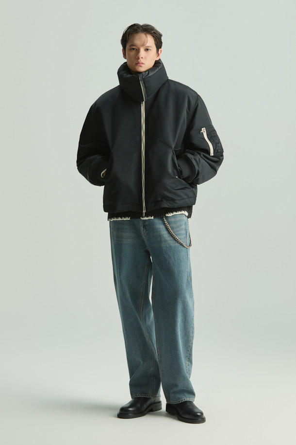 Driot(드리오) 데님 스트레이트핏 팬츠는 가을, 겨울 시즌에 어울리는 남녀 공용 데님 팬츠입니다. 빈티지하고 베이직한 무드의 블루 컬러 무지 디자인으로, 출근룩과 데이트룩 등 다양한 TPO에 활용 가능합니다. 두꺼운 두께감의 면 소재로 제작되어 따뜻하고 편안한 착용감을 선사하며, 워싱 및 브러시 가공으로 자연스러운 멋을 더했습니다. 스트레이트핏으로 어떤 스타일에도 잘 어울리며, 캐주얼, 클래식, 미니멀 스타일을 즐겨 입는 분들께 추천합니다.
