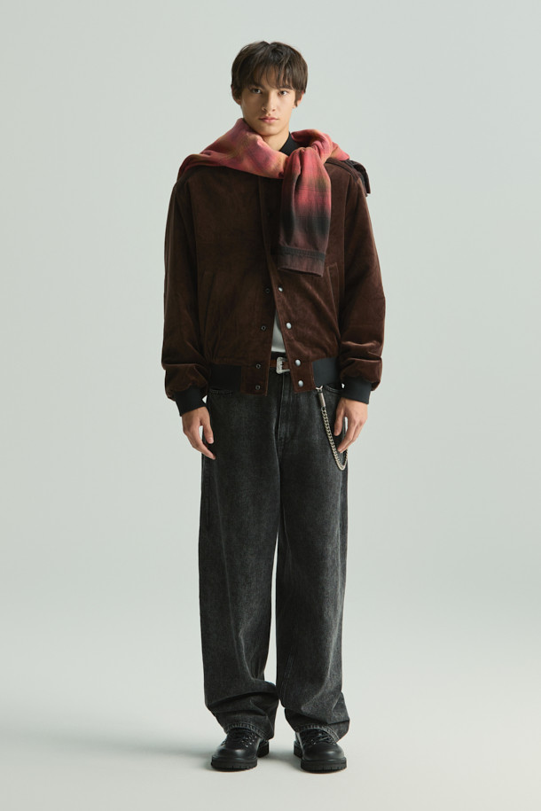 Driot(드리오) 데님 스트레이트핏 팬츠는 가을, 겨울 시즌에 어울리는 블랙 컬러의 데님 팬츠입니다. 무지 패턴에 면 소재로 제작되어 편안한 착용감을 선사하며, 빈티지하면서도 베이직한 스타일을 연출합니다. 워싱 및 브러시 가공으로 은은한 멋을 더했으며, 스트레이트핏 디자인으로 어떤 상의와도 잘 어울립니다. 클래식, 미니멀, 캐주얼 스타일을 즐겨 입는 분들께 추천합니다.
