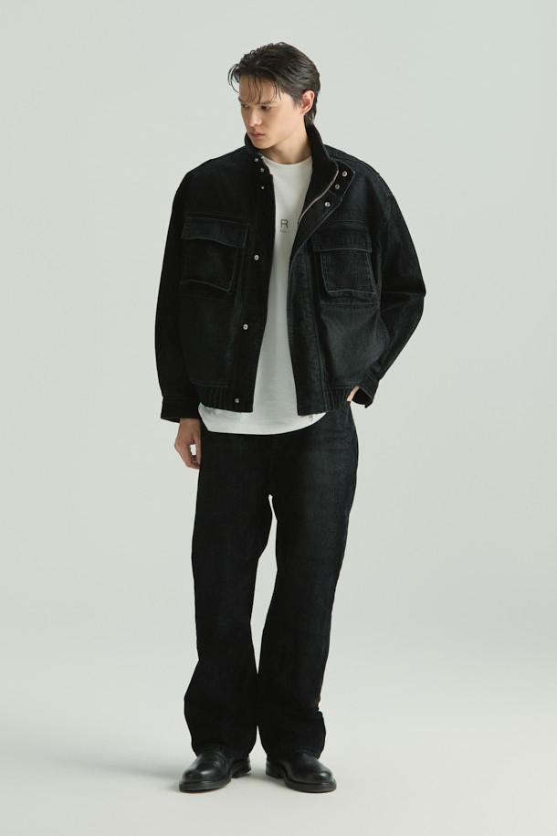 "Nacre(나끄) 벨벳 데님 팬츠"는 가을, 겨울 시즌에 어울리는 와이드 핏의 긴바지입니다. 부드러운 촉감의 면, 레이온 혼방 소재로 제작되어 편안한 착용감을 선사하며, 은은한 광택감이 고급스러운 분위기를 더합니다. 무지 디자인에 쭉 뻗은 핏으로 어떤 상의와도 잘 어울려 베이직하면서도 세련된 스타일을 연출할 수 있습니다. 출근룩, 모임룩 등 다양한 TPO에 활용 가능하며, 클래식, 미니멀, 시크 스타일을 즐겨 입는 분들께 추천합니다. 특히 아우터와 셋업으로 매치하여 더욱 완성도 높은 스타일링을 완성해보세요.
