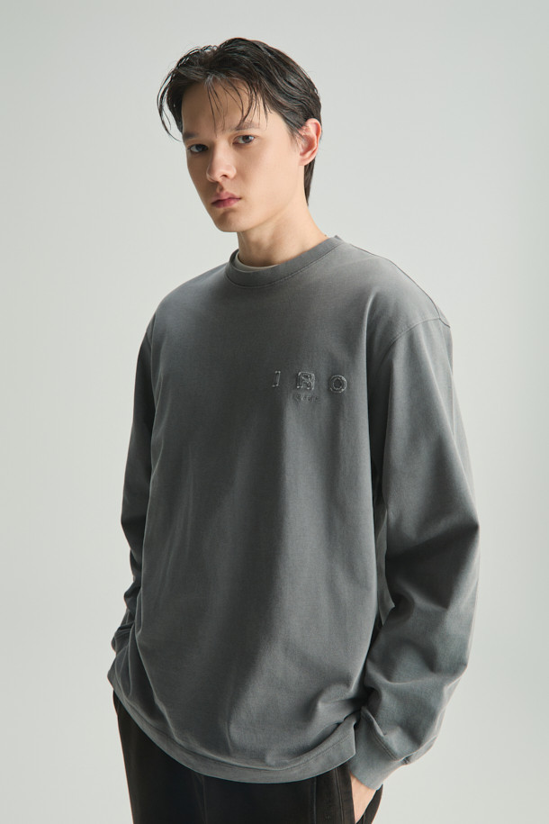 옴브레 로고 아플리케 다잉 긴팔 티셔츠는 베이직한 스타일을 추구하는 분들을 위한 세미 오버핏의 면 긴팔 티셔츠입니다. 가먼트 다잉 기법으로 제작되어 자연스러운 컬러감을 연출하며, 부드러운 촉감이 특징입니다. 전면부에는 IRO 아플리케 자수 로고가, 후면에는 시그니처 부자재가 포인트로 디자인되었습니다. 라운드넥 디자인으로 편안하게 착용 가능하며, 봄, 가을철 일상 및 출근룩, 모임룩 등 다양한 TPO에 활용 가능합니다. 캐주얼, 미니멀, 클래식 스타일을 즐겨 입는 분들께 추천합니다.
