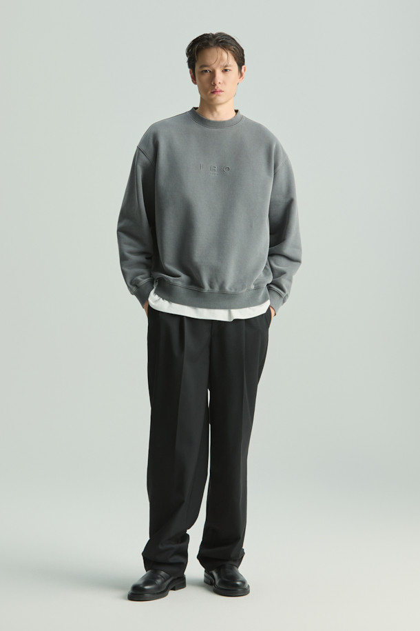 Scene(씬) 로고 자수 다잉 맨투맨은 가을, 겨울 시즌에 어울리는 베이직 스타일의 맨투맨입니다.  세미 오버핏으로 편안한 착용감을 선사하며, 프렌치 테리 소재와 가먼트다잉 기법으로 제작되어 부드러운 촉감과 자연스러운 색감 표현이 특징입니다.  라운드넥 디자인과 긴 소매 기장으로 어떤 스타일에도 쉽게 매치할 수 있으며, 캐주얼, 미니멀, 클래식 스타일을 즐겨 입는 분들께 추천합니다.  일상, 출근룩, 모임룩 등 다양한 TPO에 활용하기 좋습니다.  그레이 컬러에 로고 자수 디테일로 포인트를 주어 심플하면서도 세련된 분위기를 연출합니다.
