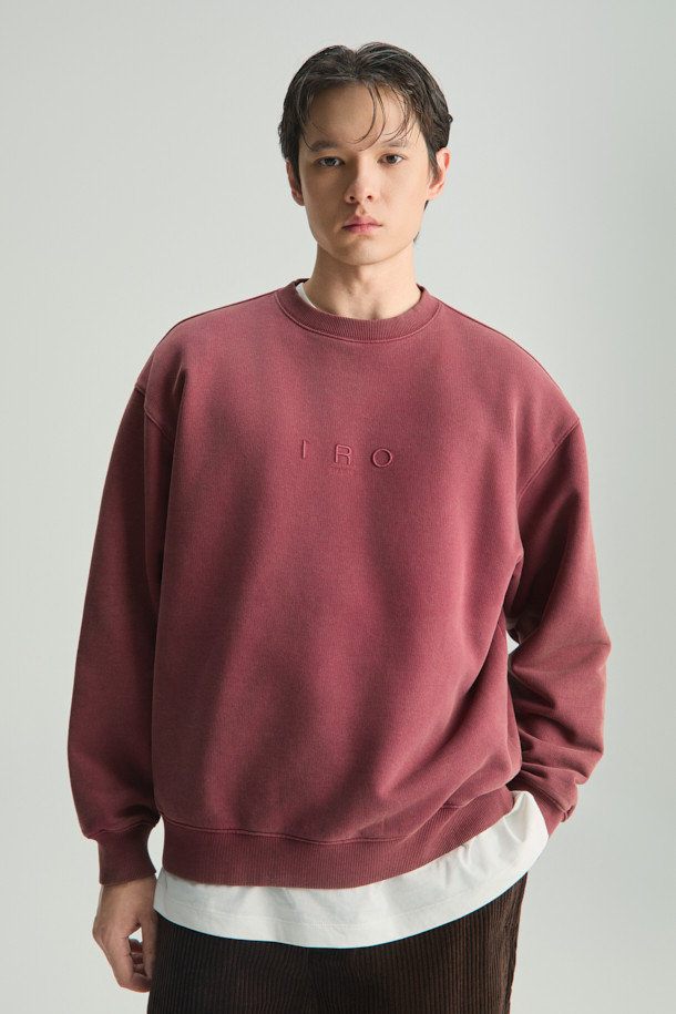 Scene (씬) 로고 자수 다잉 맨투맨은 가을, 겨울 시즌에 어울리는 베이직 스타일의 맨투맨입니다. 면 소재로 제작되었으며, 세미 오버핏의 상의 기장과 긴소매 기장으로 편안한 착용감을 선사합니다. 브라운 컬러에 로고 자수 디테일이 돋보이며, 가먼트다잉(Garment Dyeing) 기법으로 제작되어 자연스러운 색감과 빈티지한 무드를 연출합니다. 출근룩, 캠핑룩 등 다양한 TPO에 캐주얼, 미니멀, 클래식 스타일로 활용하기 좋습니다. 
