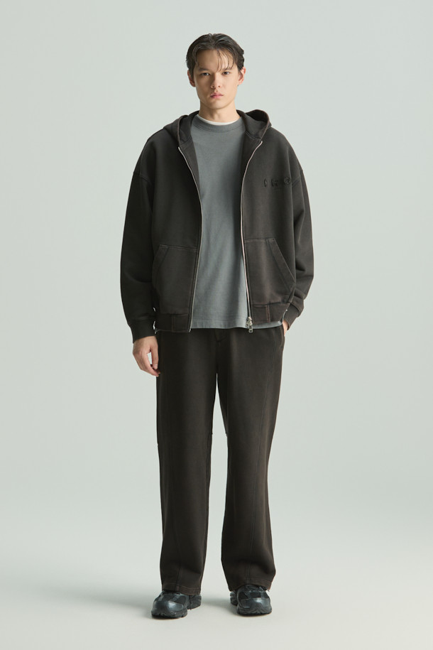 Fugue(퓨그) 백로고 아트웍 다잉 후드 집업은 캐주얼, 스트릿, 미니멀 스타일을 아우르는 오버핏 후드 집업입니다. 봄, 가을 시즌에 적합하며, 부드러운 면 소재로 제작되어 편안한 착용감을 선사합니다. 가먼트다잉 기법을 적용하여 빈티지한 멋을 더하고, 전면부 IRO 아플리케 자수와 후면부 레터링 아플리케 자수로 포인트를 주었습니다. 두꺼운 두께감으로 따뜻함을 유지하며, 캠핑룩으로도 활용 가능하며 셋업으로도 연출할 수 있습니다.
