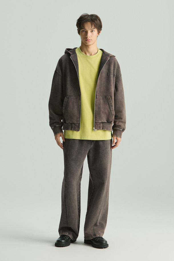 Fugue(퓨그) 백로고 아트웍 다잉 후드 집업은 캐주얼, 미니멀, 스트리트 스타일을 아우르는 후드 집업입니다. 블랙 컬러의 면 소재로 제작되었으며, 봄, 가을에 착용하기 좋습니다. 가먼트 다잉 기법을 적용하여 은은한 멋을 더했고, 전면부 IRO 아플리케 자수와 후면부 레터링 아플리케 자수로 포인트를 주었습니다. 오버핏 크롭 기장으로 트렌디한 핏을 연출하며, 셋업 팬츠와 매칭하여 스타일리시하게 연출할 수 있습니다. 부드러운 촉감의 후드 집업으로 편안한 착용감을 선사합니다.
