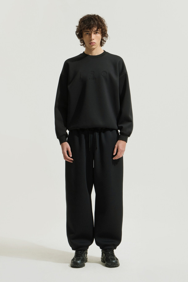 세르니테 밴딩 배색 오버핏 스웻셔츠는 편안하고 스타일리시한 데일리룩을 위한 완벽한 선택입니다. 블랙 컬러의 무지 디자인으로 어떤 스타일에도 쉽게 매치할 수 있으며, 부드러운 촉감의 폴리에스터, 레이온, 폴리우레탄 혼방 소재로 제작되어 사계절 내내 활용 가능합니다. 밑단 시보리의 하프 배색 디테일과 전면부의 시그니처 볼륨 레터링이 특징이며, 넉넉한 오버핏으로 트렌디한 캐주얼 스타일을 연출합니다. 라운드넥 디자인과 긴 소매 기장으로 편안함과 활동성을 모두 잡았으며, 동네 마실룩이나 가벼운 외출에 제격입니다.
