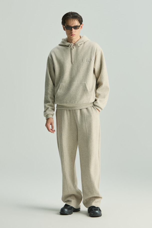 Wouple(우플) 울 져지 후디는 부드러운 울 혼방 져지 소재로 제작되어 가을, 겨울 시즌에 따뜻하게 착용하기 좋습니다. 캐주얼, 미니멀, 클래식 스타일을 아우르며, 일상과 집콕룩, 산책룩 등 다양한 TPO에 활용할 수 있습니다. IRO 시그니처 아플리케 디테일이 돋보이며, 오버핏 크롭 기장으로 트렌디한 무드를 연출합니다. 셋업 스타일링으로 더욱 스타일리시하게 연출해보세요.
