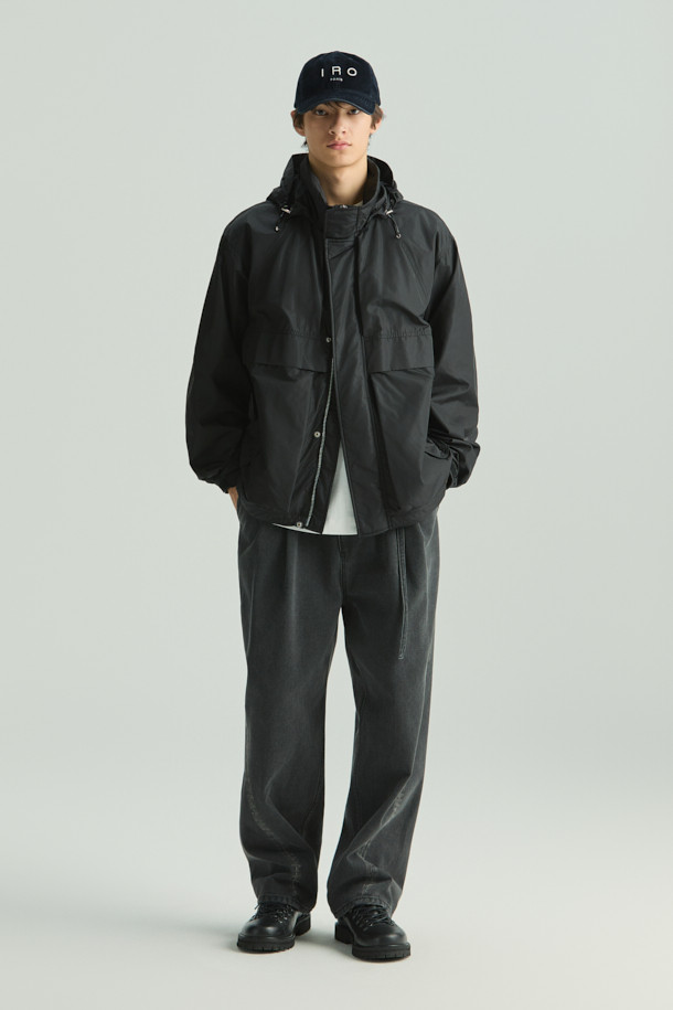 Vif (비프) 화섬 히든 후드 테크니컬 점퍼는 봄, 가을 간절기에 어울리는 남녀 공용 아우터입니다. 블랙 색상의 무지 디자인으로 캐주얼, 스포티, 미니멀 스타일을 연출하기 좋습니다. 얇은 두께감의 나일론, 폴리에스터 혼방 소재로 제작되어 가볍고 편안한 착용감을 제공합니다. 히든 후드, 하이넥, 지퍼 디테일, 밑단 스트링, 후드 스트링 등의 특징으로 기능성과 스타일을 동시에 잡았습니다. 여행이나 산책 시 간편하게 걸쳐 입기 좋은 실용적인 아이템입니다.
