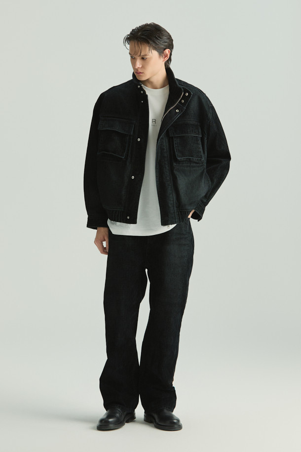 Nuit(뉘) 벨벳 페이드 하이넥 점퍼는 가을, 겨울 시즌에 어울리는 캐주얼 스타일의 여성 점퍼입니다. 부드러운 면과 벨벳 소재를 사용하여 편안한 착용감을 선사하며, 오버핏 디자인으로 트렌디한 핏을 연출합니다. 하이넥 디자인과 페이드 디테일, 은은한 광택감이 돋보이며, 집업 스타일로 간편하게 착용할 수 있습니다. 무지 블랙 컬러로 어떤 옷에도 매치하기 용이하며, 집콕룩이나 산책룩으로 활용하기 좋습니다. 액션 플리츠 디테일이 활동성을 더해주어 편안함과 스타일을 모두 잡았습니다.
